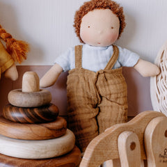 Tommy Waldorf-Art Stoffpuppe aus Bio-Baumwolle mit Holzspielzeug