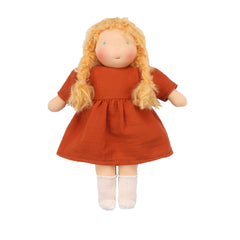 Lisa Waldorf-Art Stoffpuppe im rostroten Kleid aus Bio-Baumwolle