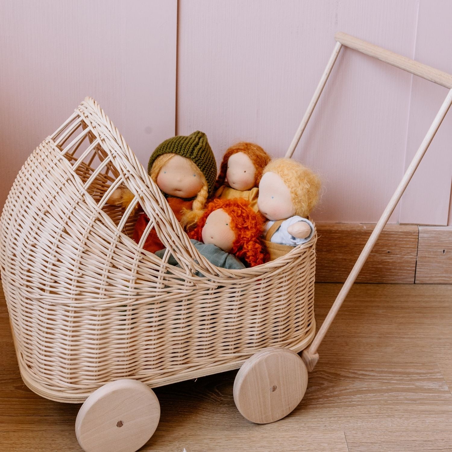 Marta Waldorf-Art Stoffpuppe aus Bio-Baumwolle im Puppenwagen