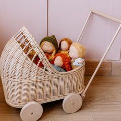 Marta Waldorf-Art Stoffpuppe aus Bio-Baumwolle im Puppenwagen